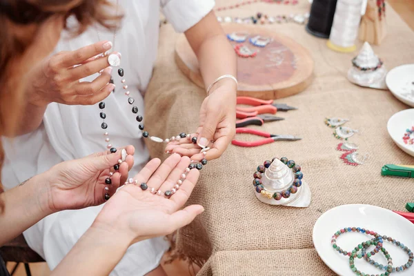 Händer Kvinnor Som Håller Vackra Halsband Gjorda Med Vita Och — Stockfoto