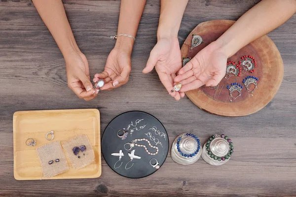 Manos Mujeres Revisando Hermosos Pendientes Que Hicieron Taller Con Perlas —  Fotos de Stock