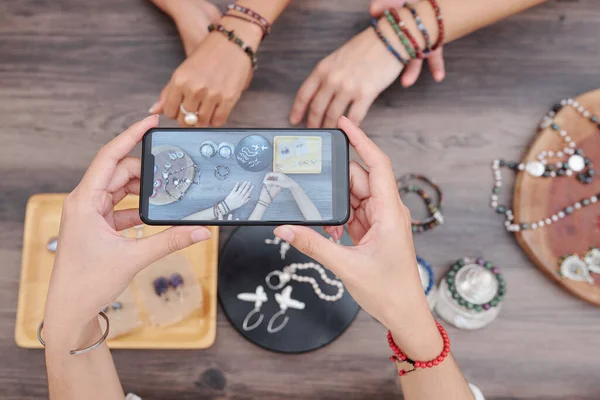 Mujer Fotografiando Manos Con Pulseras Hechas Mano Otras Hermosas Joyas —  Fotos de Stock