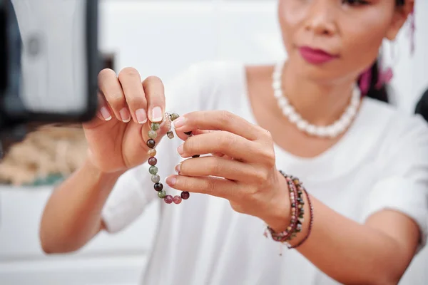 Mujer Filmando Como Usar Broche Pulsera Que Hizo Casa Con — Foto de Stock