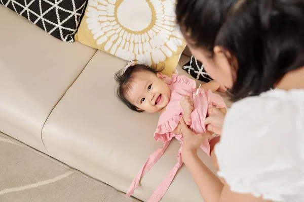 Anne Küçük Kızına Açık Pembe Pamuklu Elbise Giydiriyor — Stok fotoğraf