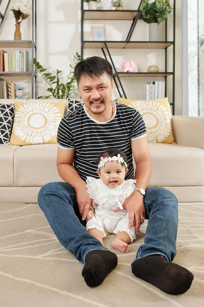 Young Father Enjoying Spending Time His Adorable Little Daughter Home — Stock Photo, Image