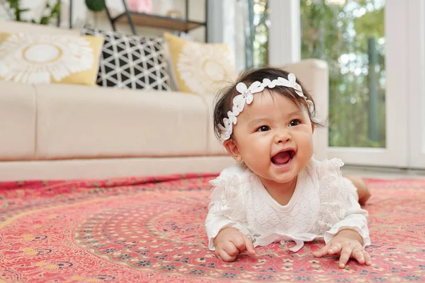 Schattig Klein Meisje Met Mooie Hoofdband Kruipend Tapijt Woonkamer — Stockfoto