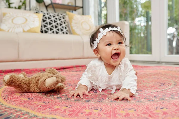 Little Asian Baby Girl Korzystających Czołganie Się Podłodze Przestronnym Pokoju — Zdjęcie stockowe