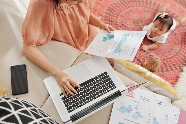 Mujer Analizando Las Cartas Financieras Trabajando Portátil Haciendo Informe Cuando — Foto de Stock