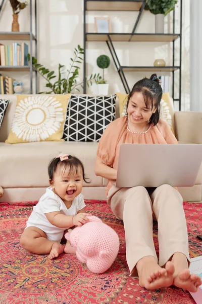 Joyeux Jeune Femme Travaillant Maison Jouant Avec Petite Fille Bébé — Photo