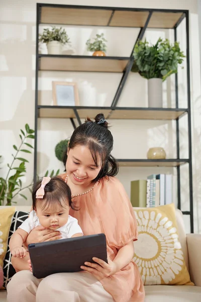 Madre Pequeña Hija Disfrutando Jugar Juego Interesante Computadora Tableta Casa — Foto de Stock