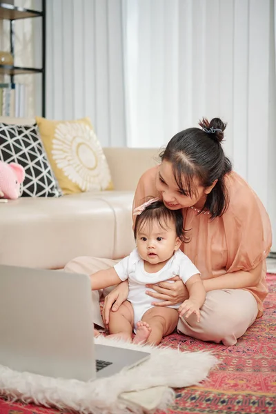 Young Mother Sitting Floor Her Little Baby Girl Watching Cartoon — Stock Photo, Image