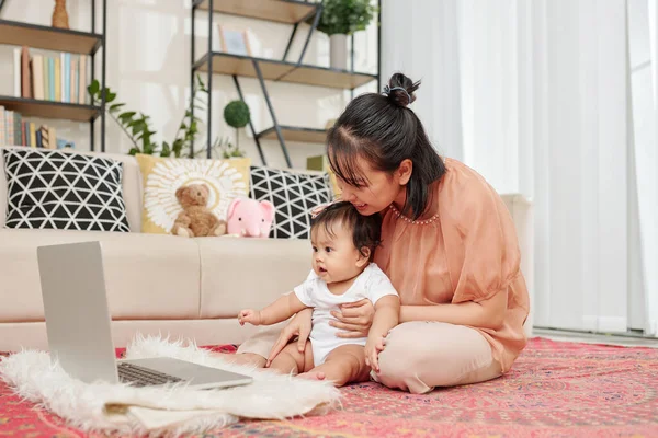 Leende Ung Kvinna Som Visar Tecknad Film Bärbar Skärm Till — Stockfoto