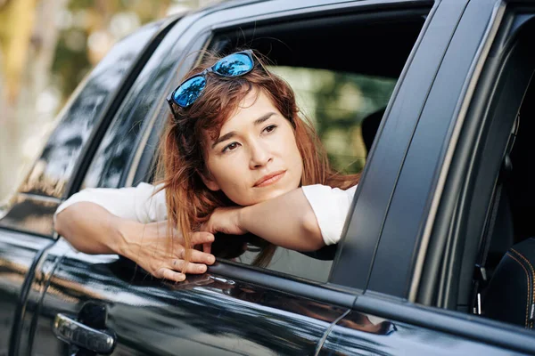 Pensivo Muito Jovem Mulher Montando Banco Trás Carro Olhando Através — Fotografia de Stock