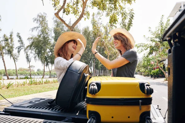 Feliz Animado Amigos Viajando Juntos Dando Uns Aos Outros Alta — Fotografia de Stock