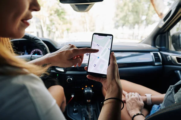 Kvinnliga Vänner Sitter Bilen Och Inställning Destination Punkt Smartphone Ansökan — Stockfoto