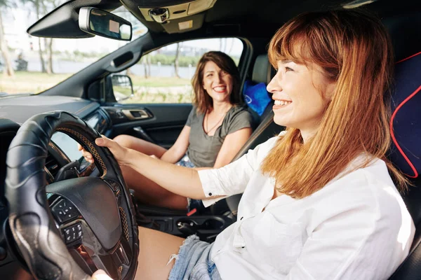 友人と旅行中に車を運転することを楽しむ幸せな若い女性 — ストック写真