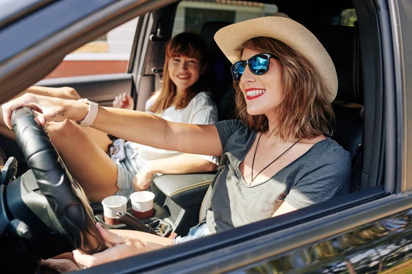 Vrolijke Glimlachende Jonge Vrouw Een Zonnebril Stro Hoed Genieten Rijden — Stockfoto