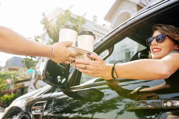 Kaffearbetare Ger Kartong Bricka Med Två Koppar Take Out Kaffe — Stockfoto