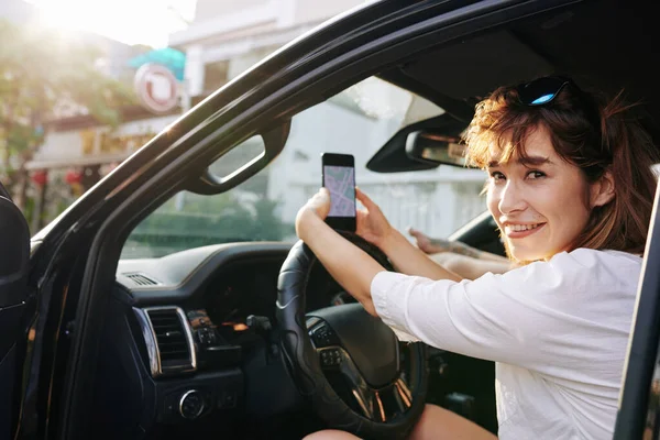 Veselý Hezká Mladá Žena Pomocí Mapy Obrazovce Smartphone Při Nastavení — Stock fotografie