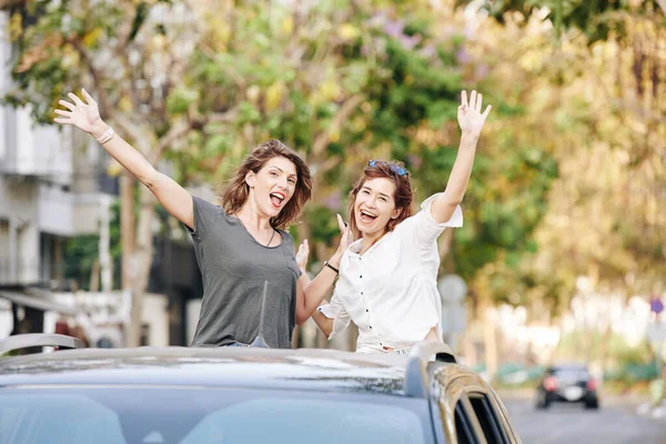 Neşeli Mutlu Genç Kadınlar Araba Bagajında Kaldırıyor — Stok fotoğraf