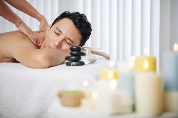 Homem Desfrutando Relaxante Costas Ombros Massagem Salão Spa Com Velas — Fotografia de Stock