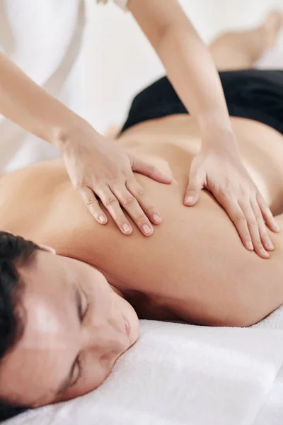 Asiático Jovem Recebendo Massagem Volta Salão Spa Relaxando Desfrutando Traços — Fotografia de Stock