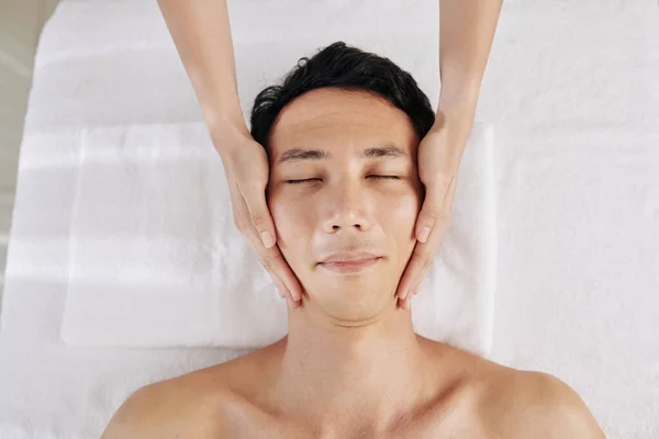Uomo Razza Mista Godendo Massaggio Viso Ringiovanente Massaggiatrice Accarezzando Lentamente — Foto Stock