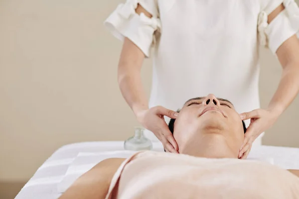 Hombre Joven Disfrutando Masaje Facial Antienvejecimiento Salón Spa —  Fotos de Stock