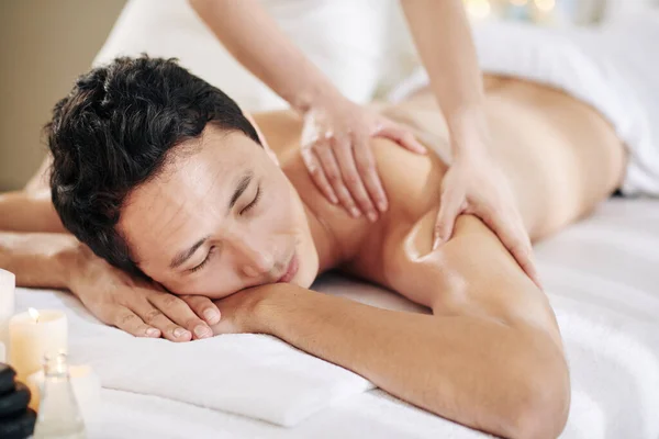 Massagista Dando Tecido Profundo Volta Ombro Massagem Para Jovem — Fotografia de Stock