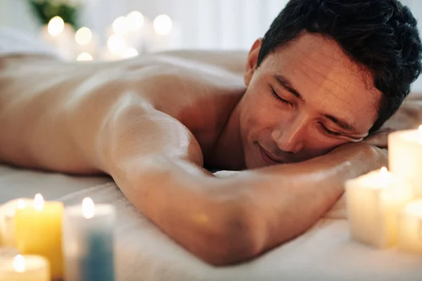 Mutlu Rahat Melez Bir Genç Adam Spa Salonundaki Yatakta Dinleniyor — Stok fotoğraf