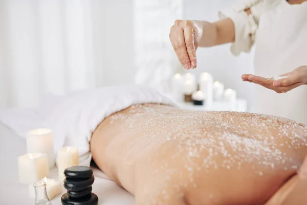 Beautician Applicera Saltskrubb Baksidan Manliga Klienten För Att Bli Med — Stockfoto