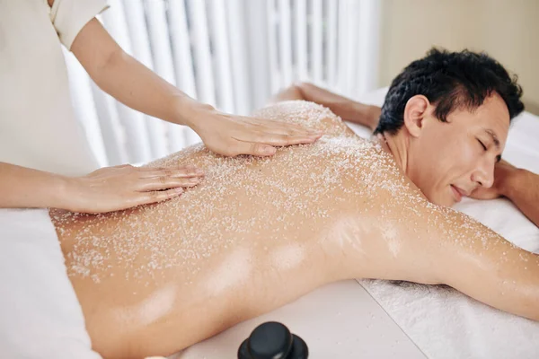 Hombre Maduro Raza Mixta Disfrutando Masajes Exfoliantes Balneario —  Fotos de Stock