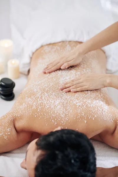Cosmetoloog Geven Jongeman Scrubben Spa Massage Met Biologische Zout Peeling — Stockfoto