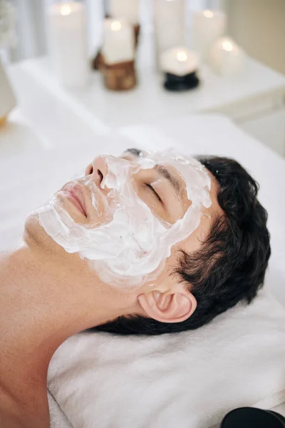 Hombre Joven Descansando Con Mascarilla Calmante Después Pelar Cara Glicólica — Foto de Stock