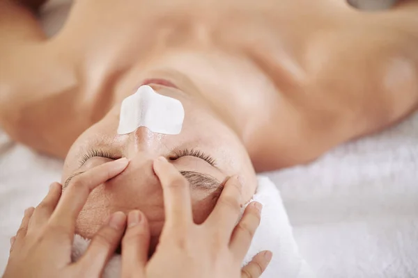 Hombre Con Tira Nasal Consiguiendo Envejecimiento Refrescante Masaje Facial Salón —  Fotos de Stock