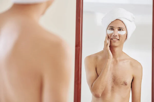 Feliz Hombre Sin Camisa Con Toalla Cabeza Bajo Parches Ojos —  Fotos de Stock