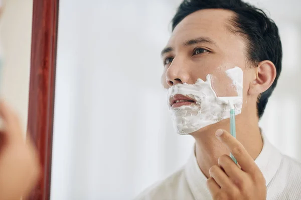 Melez Bir Adam Sabah Duş Aldıktan Sonra Aynanın Önünde Tıraş — Stok fotoğraf