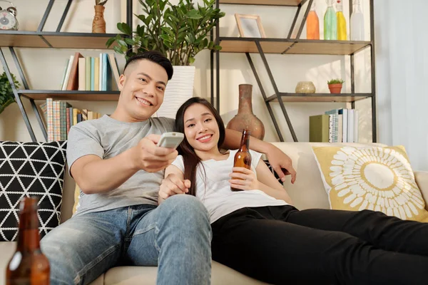 Tembel Genç Asyalı Bir Çift Cuma Akşamı Evde Televizyon Izlemenin — Stok fotoğraf