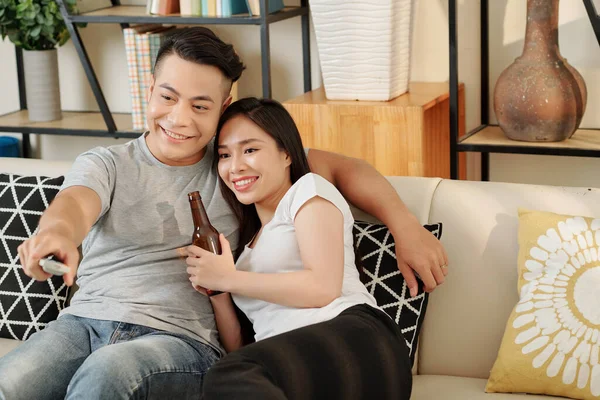 Abrazando Joven Hermosa Pareja Vietnamita Bebiendo Cerveza Viendo Televisión Casa —  Fotos de Stock