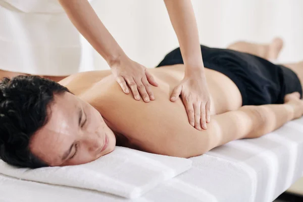 Masseuse Maken Glijdende Bewegingen Lange Gelijkmatige Slagen Bij Het Verspreiden Stockfoto