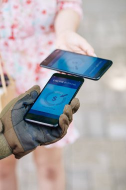 Müşteri akıllı telefondan kuryeye cep telefonu uygulaması yoluyla para aktarıyor