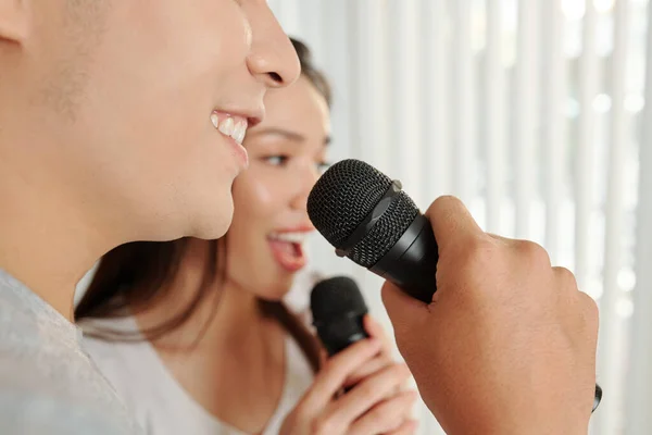 Imagen Cerca Jóvenes Sonrientes Cantando Micrófonos Casa — Foto de Stock