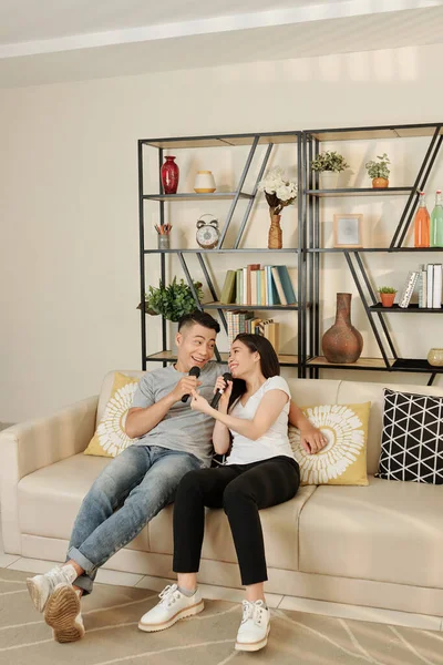 Pacar Bahagia Dan Pacar Duduk Sofa Dan Menyanyikan Sebuah Lagu — Stok Foto