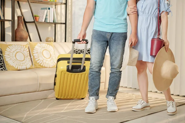 Cropped Image Young Couple Standing Living Room Suitcase Straw Hats — Stock Photo, Image