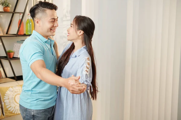 年轻美丽的亚洲男人和女人在家里跳舞时 彼此深情地看着对方 — 图库照片
