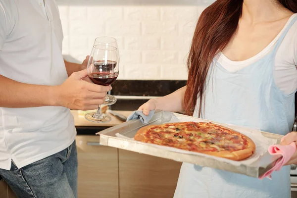 Mujer Joven Sosteniendo Bandeja Con Pizza Casera Cuando Marido Lleva —  Fotos de Stock