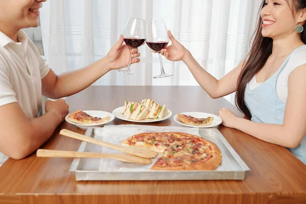 Feliz Joven Pareja Vietnamita Bebiendo Vino Tinto Comiendo Pizza Casa —  Fotos de Stock