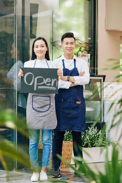 Jovem Casal Vietnamita Feliz Abrir Café Após Longo Período Quarentena — Fotografia de Stock