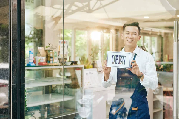 Portret Van Vrolijke Jonge Vietnamese Ober Opknoping Open Teken Glazen — Stockfoto