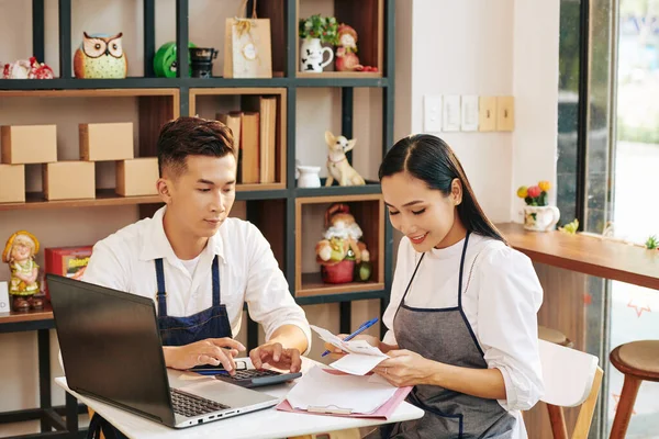 Giovani Proprietari Caffè Seduti Tavola Controllare Bollette Pagare Online — Foto Stock