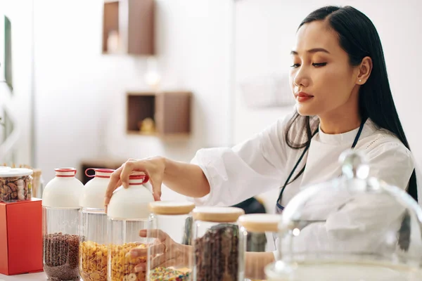 Mooie Jonge Serveerster Opening Container Met Cornflakes Bij Het Maken — Stockfoto