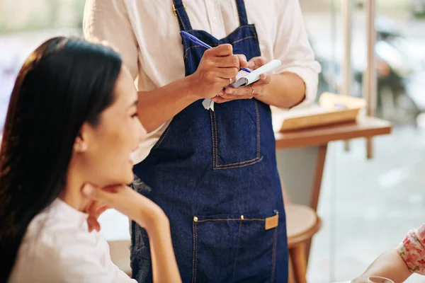 Serveur Tablier Denim Prendre Ordre Écrire Dans Carnet — Photo