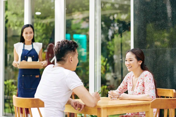 Asiática Joven Pareja Teniendo Sentado Mesa Cafetería Esperando Para Desayuno —  Fotos de Stock